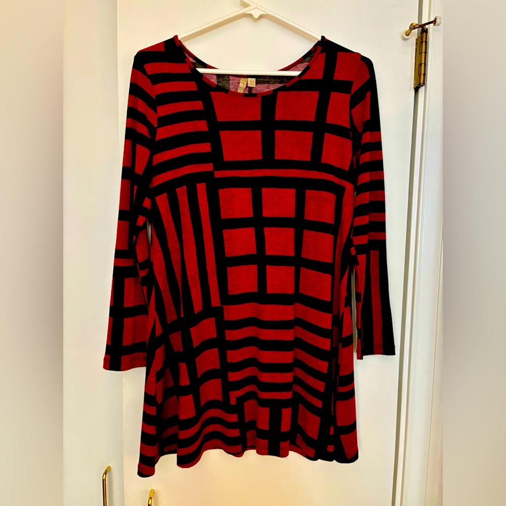 Crimson and black color-block tunic in excellent condition; great over slacks
